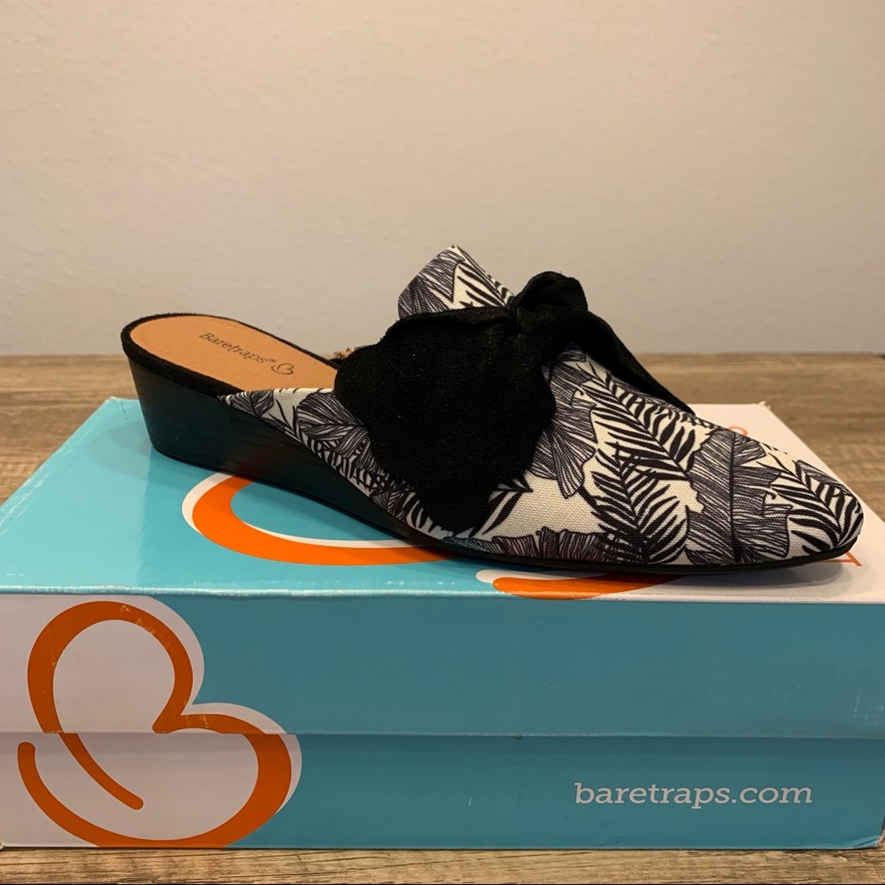 BareTraps Lakelin Mules Off White and Black Palm Print Wedge Mules New in Box